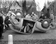 821068 Afbeelding van een over de kop geslagen auto op het rijwielpad langs de Biltsestraatweg te Maartensdijk.N.B. Dit ...